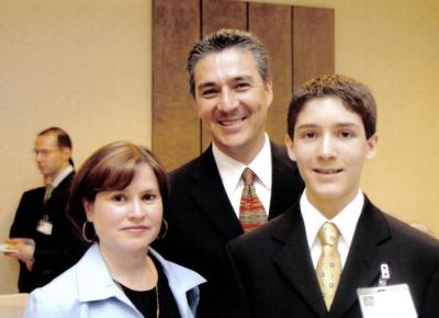 Esperanza de Flores, Luis Flores y su hijo Luis Ricardo, estimada familia lagunera que radica en Canadá captados en reciente evento social en esta ciudad.