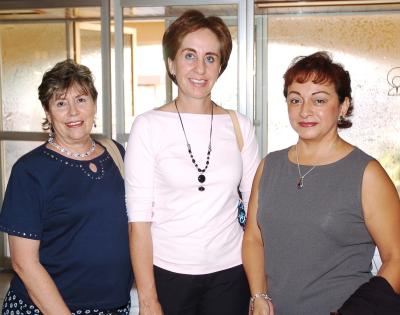 Martha Aguirre, Carmen de Metrich y Emilio de Porrea.