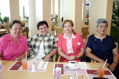 May Gil de Máynez, Yolanda A. de Echeverría, Oly Michel y Rebeca de Nahoul .