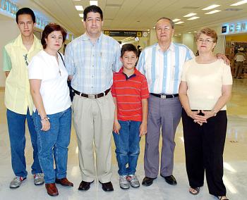 Horacio y Fernando de al Rosa y Josefina Portillo, viajaron a México, DF., y los despidió la familia Portillo.