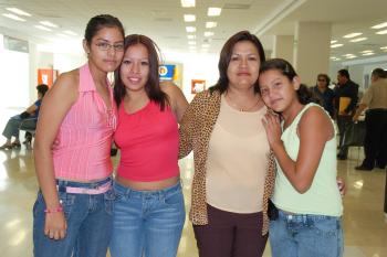 Ana Karen, Francia, Paola y Mayela viajaron al parque de diversiones Disneylandia.