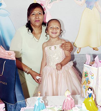 Katia Elizabeth Treviño junto a su mamá Catalina Treviño, en el convivio que le preparó con motivo de sus tres años de vida.