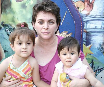 Mariel Fernández con Bárbara y Mariela Orrín, captadas recientemente.