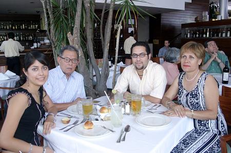 Audy Gurrola, Raymundo Gurrola, Juan Manuel Gurrola y Adela Lavalle, captados recientemente.