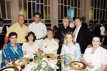 04 de julio 2005
Don José Guadalupe Galván Galindo en compañía de algunos amigos y familiartes el la fiesta por su aniversasri sacerdotal.