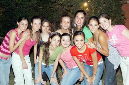 Carmen Guerrero Sotelo acompañada por un grupo de amigas, en su fiesta de cumpleaños.