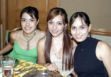 Gilda Berrueto, Myrna Hoyos y Judy Hernández, en plena convivencia.