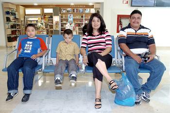 Enrique, Isela, Luis y Enrique Martínez viajaron a San Diego California.