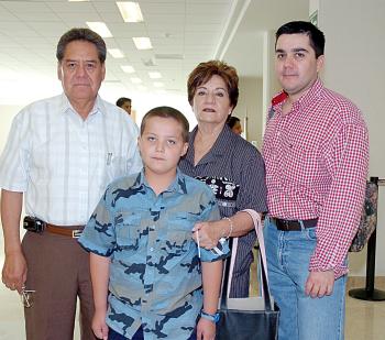 Lupita Beceres, Diego Moreno, Alfredo y Óscar Herrera viajaron a Disneylandia.