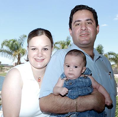 Gaby Miñarro de Mojica y Luis Mojica, con su bebé Mary Gaby.