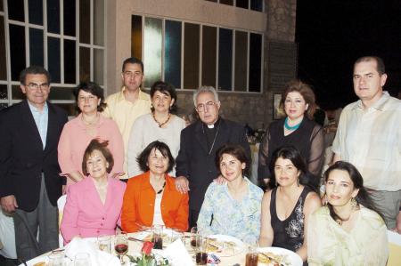 El Sr. obispo, don José Guadalupe Galván Galindo, acompañado de Rocío y Francisco Rebollo, Vivi de Garza, Claudia de Rebollo, Lolo de Cepeda, Marcela de Amarante y otros acompañntes.