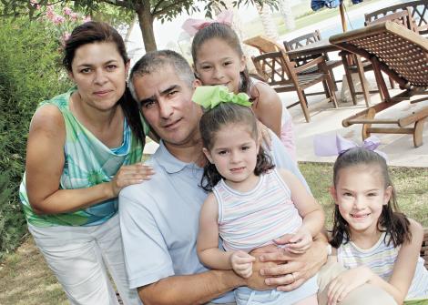 Felicidades...cumplen 7 y 4 años!
Las festejadas acompañadas de sus padres Federico y Gaby Giner, así como de su hermanita.