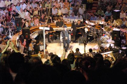 A diferencia de su actuación del año pasado donde comenzó acompañado del mariachi con alegres temas, en esta ocasión la orquesta inició el repertorio con Corazón Sediento, Fue un Placer Conocerte, Para Siempre Adiós y Juro que Nunca Volveré, pero fue con Vienes o Voy cuando comenzó la verdadera fiesta: la del baile sobre la orilla del redondel, la del menear de cadera y la del cabello alborotado.