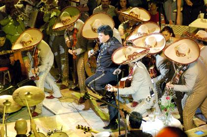 Cuando Juan Gabriel apareció en el ruedo en punto de las 00:25 horas, pasó a segundo término el calor que se sentía en el lugar y el vía crucis para llegar al estacionamiento. El intérprete de No Tengo Dinero convirtió aquel sitio en una verdadera locura desde que puso un pie en la arena, y más al reafirmar su carisma y sus dotes de bailarín.