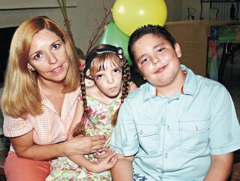 Feliz Cumpleaños José Jaime Erika Botello de González con sus hijos Erika y José Jaime González Botello