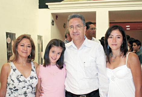 Josefina de López, Karla López, Federico López Hernández y Yessica López