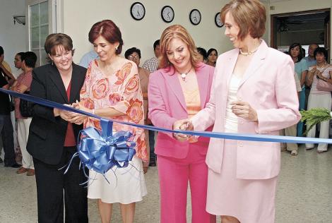 Deanna Kathleen Kelley, Maty García Valdés, Brenda Moreno Sarmiento y Paty Sánchez Rodríguez en el corte del listón