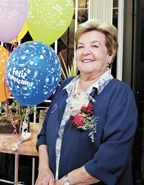 Cumple 80 añosLa festejada, Angelina M. de Garza