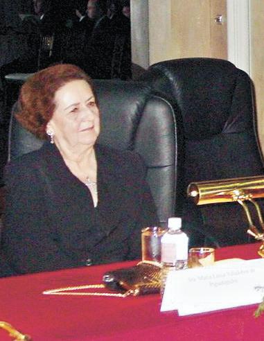 Sra. Doña María Luisa Villalobos de Papadópulos.