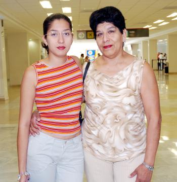 09 de julio 2005
Aracelia Alba viajó a París y fue 
despedida por Guillermina Gómez