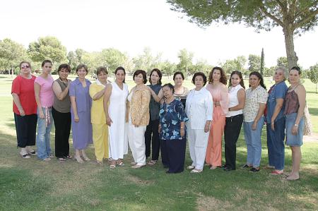 Cristina Gómez de Dávila recibió felicitaciones  de sus amigas, en la fiesta de cumpleaños que le organizaron.