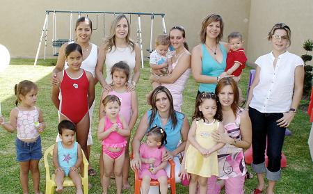 Jeaneth Anguiano, Rossana Flores, Brenda de la Torre, Berenice Orduña, Mónica Indán, Mague Castillo, Regina Flores y Mónica Treviño con sus hijos, en la piñata que se le organizó a Montserrat Sánchez-Gutiérrez Flores.