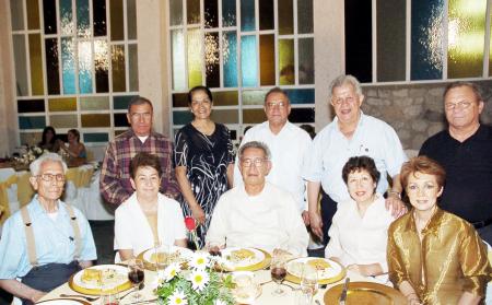 09 de julio 2005
Ramón Sevilla, Amparo Cavazos, José Antonio y Leonor Robles, sacerdotes Rodolfo Reza y Francisco Castillo, Félix y Cony López, Amor, Óscar y Eloísa Artigas.