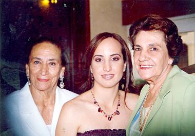 Angélica Ortiz con  sus abuelitas  Enedina Méndez de Cano y Josefina Núñez.