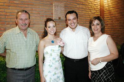 Ivette Castillo y Abraham Sierra fueron despedidos de su soltería, aquí acompañados por Carlos Hernández y Norma Vela de Hernández.