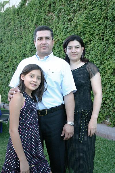 09 de julio 2005
Luis Carlos Pérez Rodríguez, acompañado de su esposa Patricia Cabello y su hija Paty Pérez Cabello.