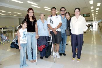 11 de julio 2005
Pliar Esquivel y NOrma Cerda viajaron a California y fueron despedidas por la familia Cerda García.