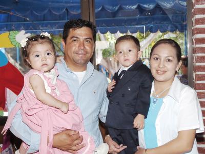 Hugo Dayan y Ana Paula Fuentes Ramírez captados junto a sus papás, Víctor Hugo Fuentes Ávila y Selene Ramírez Montoya, quienes les organizaron una alegre reunón infantil con motivo de sus cumpleaños.