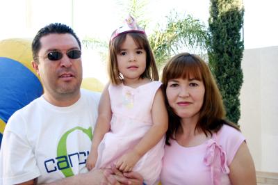 La pequeña Antonella Haro del Río con sus papás, Jesús Gerardo Haro Valle y Jacqueline del Río de Haro, el día de su piñata.