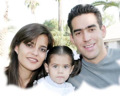 La pequeña Isaura Ivonne cumplió dos años de edad y fue festejada por sus padres, Rafael Ernesto Bustos González y Perla Ivonne García Bustos, en una divertida fiesta.