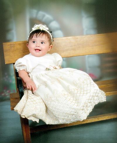 La pequeña Paulina en una fotografía de estudio con motivo de su bautizo.