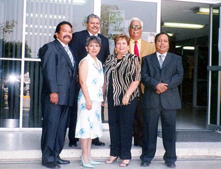 Héctor Castañeda, Gaby Ruelas, Chayo Cabello, Blas Nuño, Juan Meléndez y Jesús Valdivia celebraron recientemente 25 años de carrera magisterial.