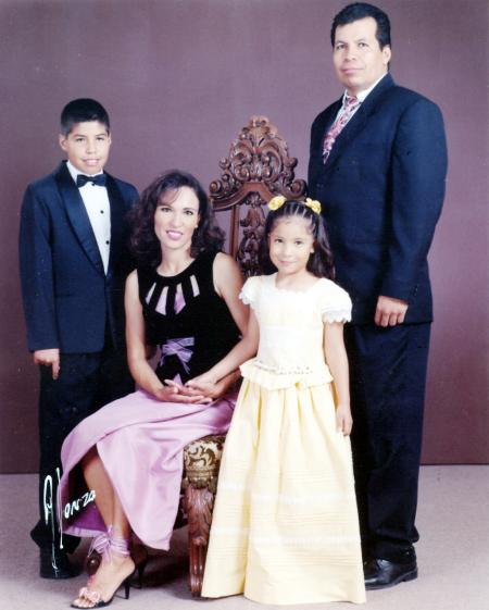 Ing. Carlos Antonio Robles Guillén y Sra. Perla Amira Nazer de Robles con sus hijos Luis Carlos y Nidia Amira Robles Nazer, quienes recientemente celebraron sus respectivas ceremonias de graduación.