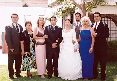 Ing. Jesús Salvador Ramírez Morín y L.A.E. Érika del Río León el día de su boda acompañados por Ricardo Gorjón, Quica Morín, Monserrat Sánchez, Jorge de la Torre, Herminia Morín y Guillermo Gorjón.