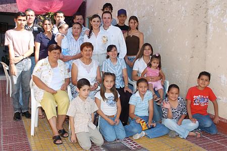 Jorge Castañeda Agüero y María Elena Villalobos Sosa acompañados por un grupo de familiares, quienes les organizaron un festejo pre nupcial.