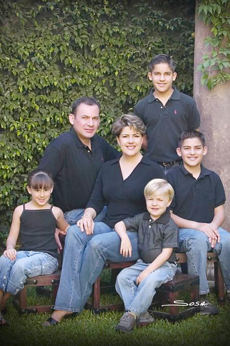 Óscar Muller Alatorre y Susana Fernández de Muller con sus hijos, Óscar, Adolfo, Susy y Andrés Muller Fernández, en un estudio fotográfico de Sosa.