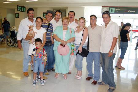 Rumbo a Cancún partieron Rubén Guzmán, Sandra de Guzmán, Rubén Guzmán M., Sandy Guzmán, Gustavo Castañeda y Pedro García, los despidieron Paco Montelongo, Paola y Leonardo, Maguicha Guzmán y Nabuco Córdova.