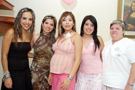 Yohalli Villegas, Marizhely de Villegas, Grettel Villegas y Lilia Agulera le organizaron una fiesta de canastilla a Priscilla Herrera de Villegas, por el cercano nacimiento de su primer bebé.