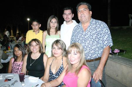 Marisa, Laura y Cristina Cabrales, Raymundo Luján, Everardo García, Wendy Luján, Michele Fermán y Daniel Cabrales.