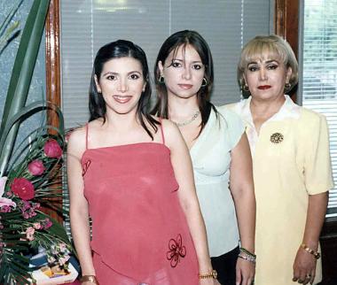 Irma junto a las organizadoras de la reunión su mamá, Irma Ramos de Cáceres y su hermana, Karla Cáceres Ramos.