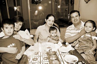 Diego de la Torre Cruz, María Elena Cruz De la Torre, Jossie M. de Cruz, Daniel y María José Cruz Muñoz y Jaime Cruz González.