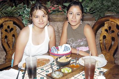 Evelyn Vidal y Adriana Morales2.