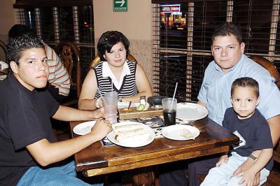 Francisco Serrato, Mayela Salazar de Serrato, José Manuel Salazar y David Serrato 2.