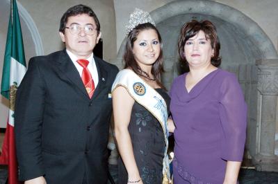 Gaby Ríos, reina del Club Rotario Torreón Sur, acompañada de sus papás, Armando Ríos y Gaby de Ríos.