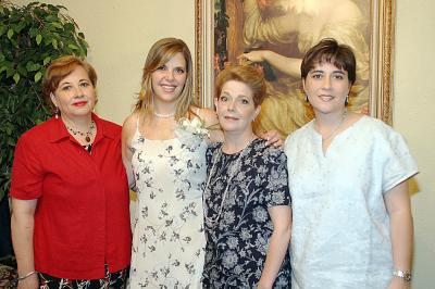 Carmen Aída Madero Gutiérrez recibió felicitaciones de sus familiares y amigas, en la despedida de soltera que le organizó su mamá, María del Carmen Gutiérrez de Madero.