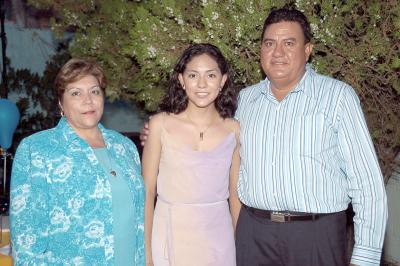 Con motivo de su graduación de secundaria, Ilse Karina Juárez Olivas disfrutó de una fiesta que le organizaron sus papás, Rogelio Juárez y Josefina Olivas de Juárez.